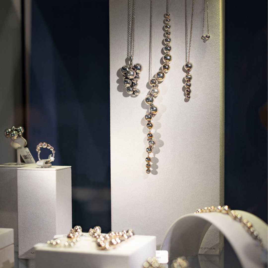 Smukke smykker til udstilling hos Vibholm Guld og Sølv i Amager Centret. 